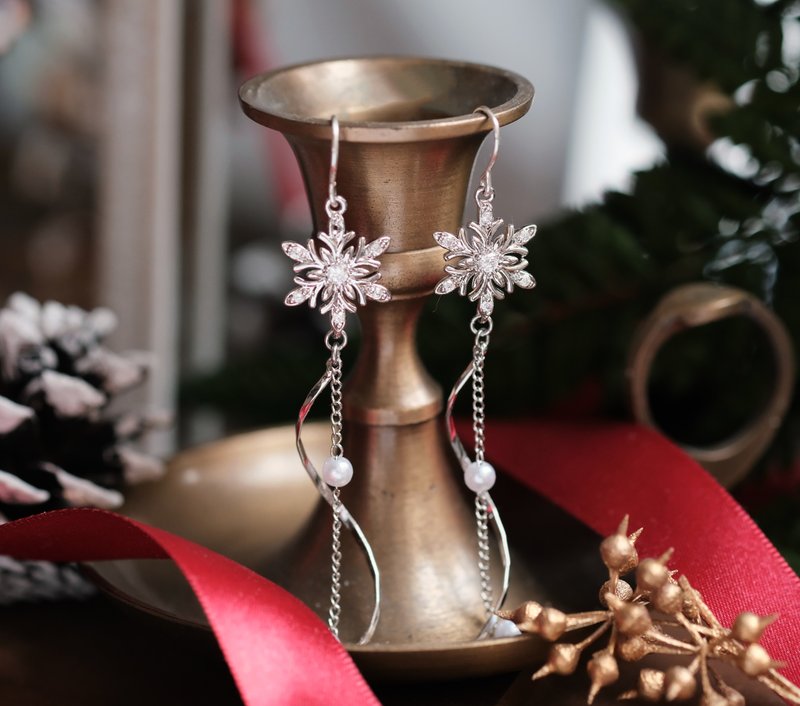 雪花 曲线珍珠耳环 925银针 - 耳环/耳夹 - 其他材质 白色