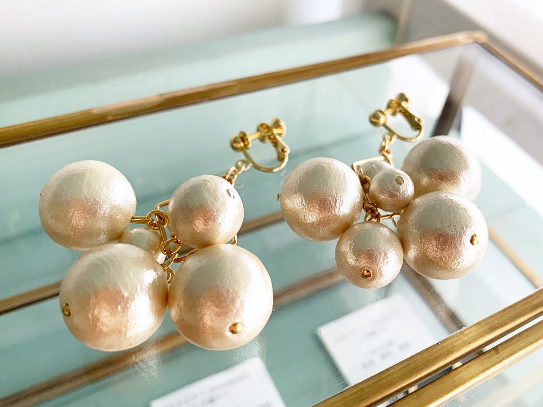 Gorgeous but very light cotton pearl Clip-On/ earrings - 耳环/耳夹 - 棉 白色