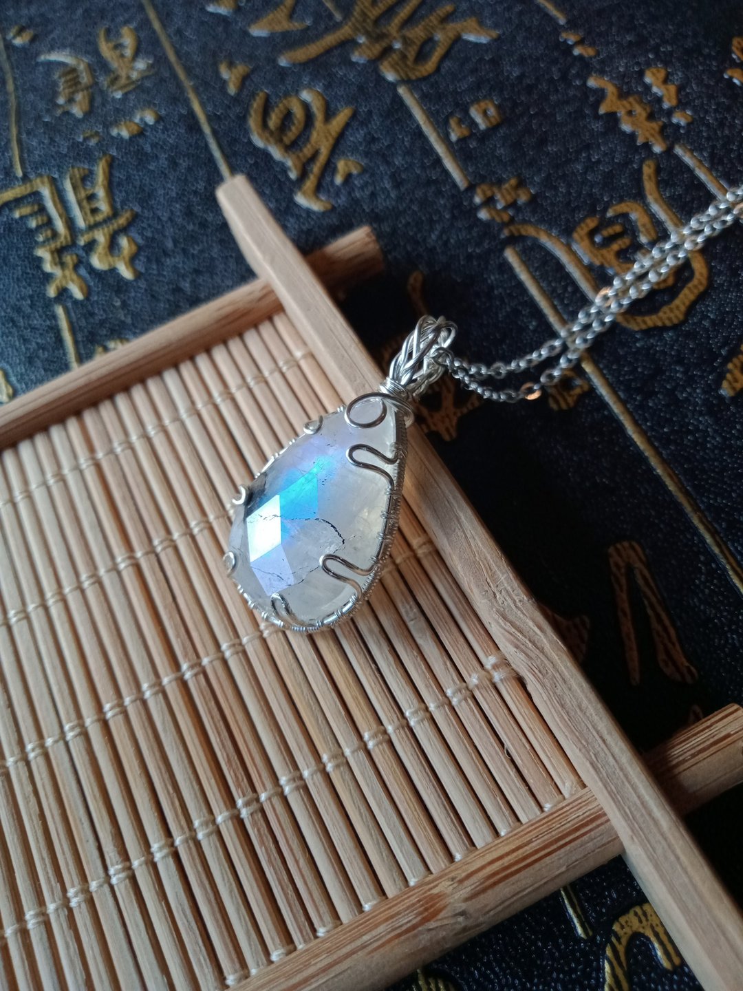 佚名山河。项链。月光石。蓝月光石刻面爪镶。金属编织 - 项链 - 宝石 蓝色