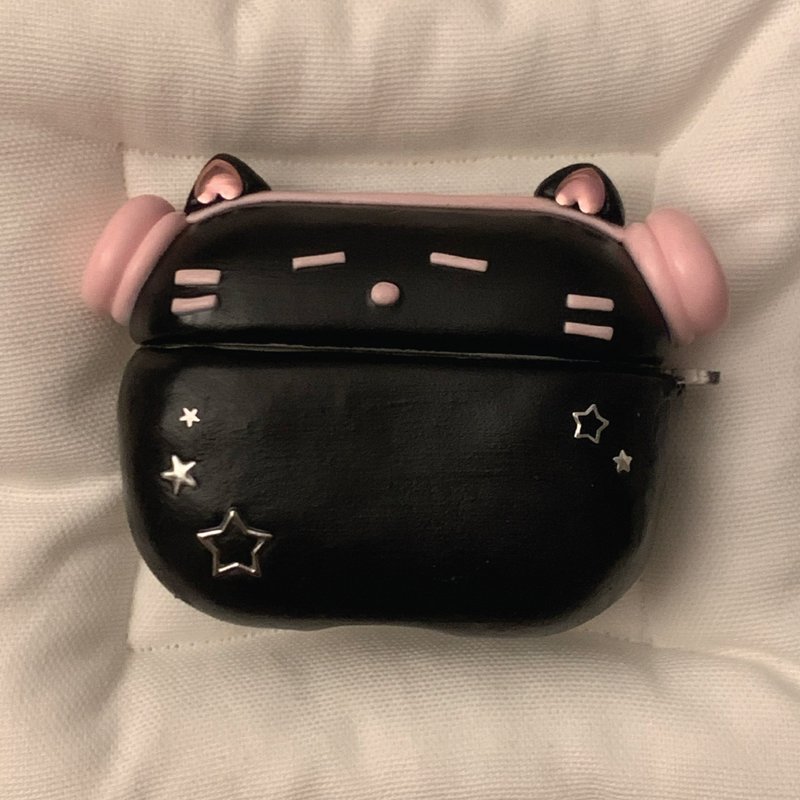 戴粉色耳机的黑猫  韩国手工 AirPods 保护壳 - 耳机收纳 - 粘土 黑色