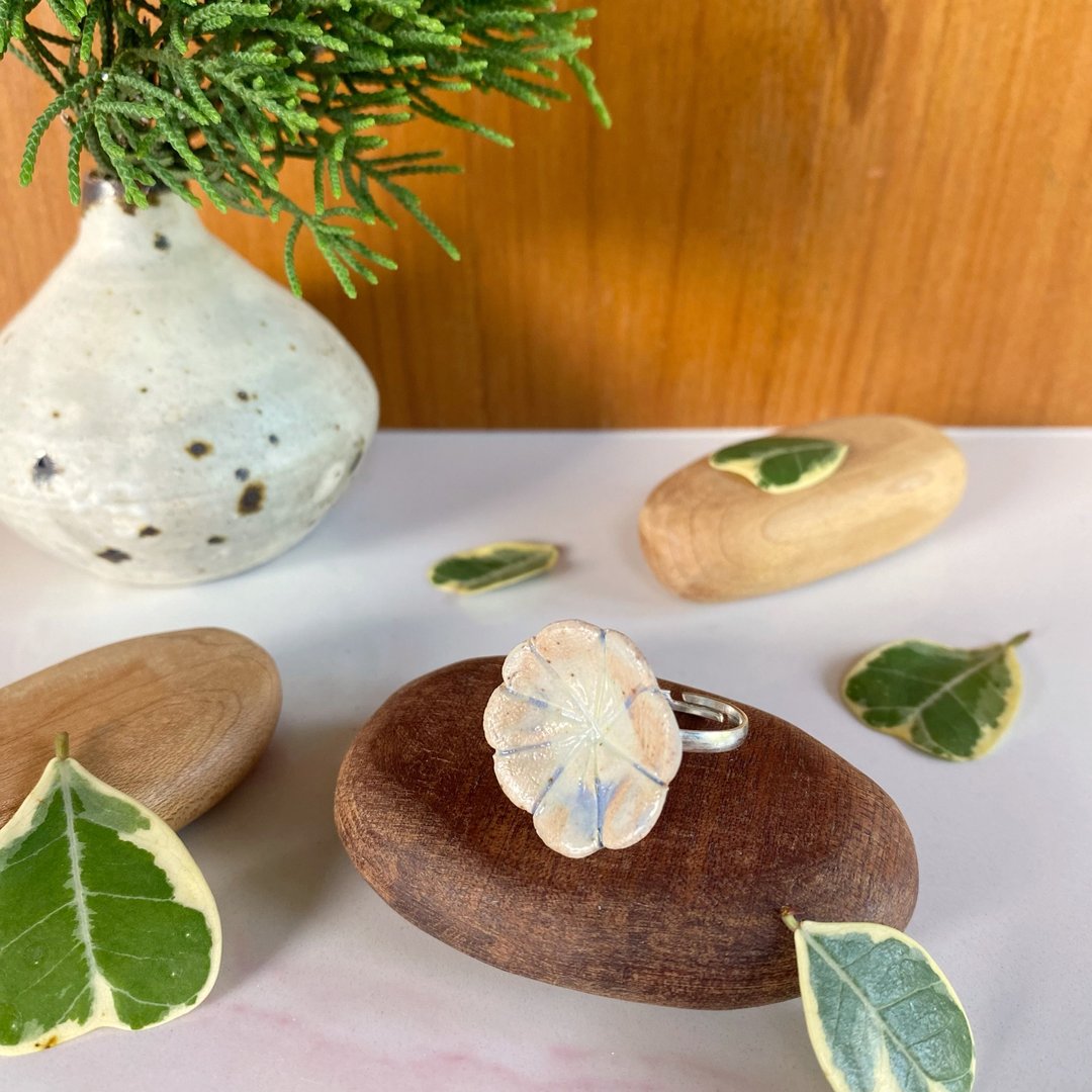 花朵戒指 (款号 09) / ceramic ring / handmade - 戒指 - 陶 白色