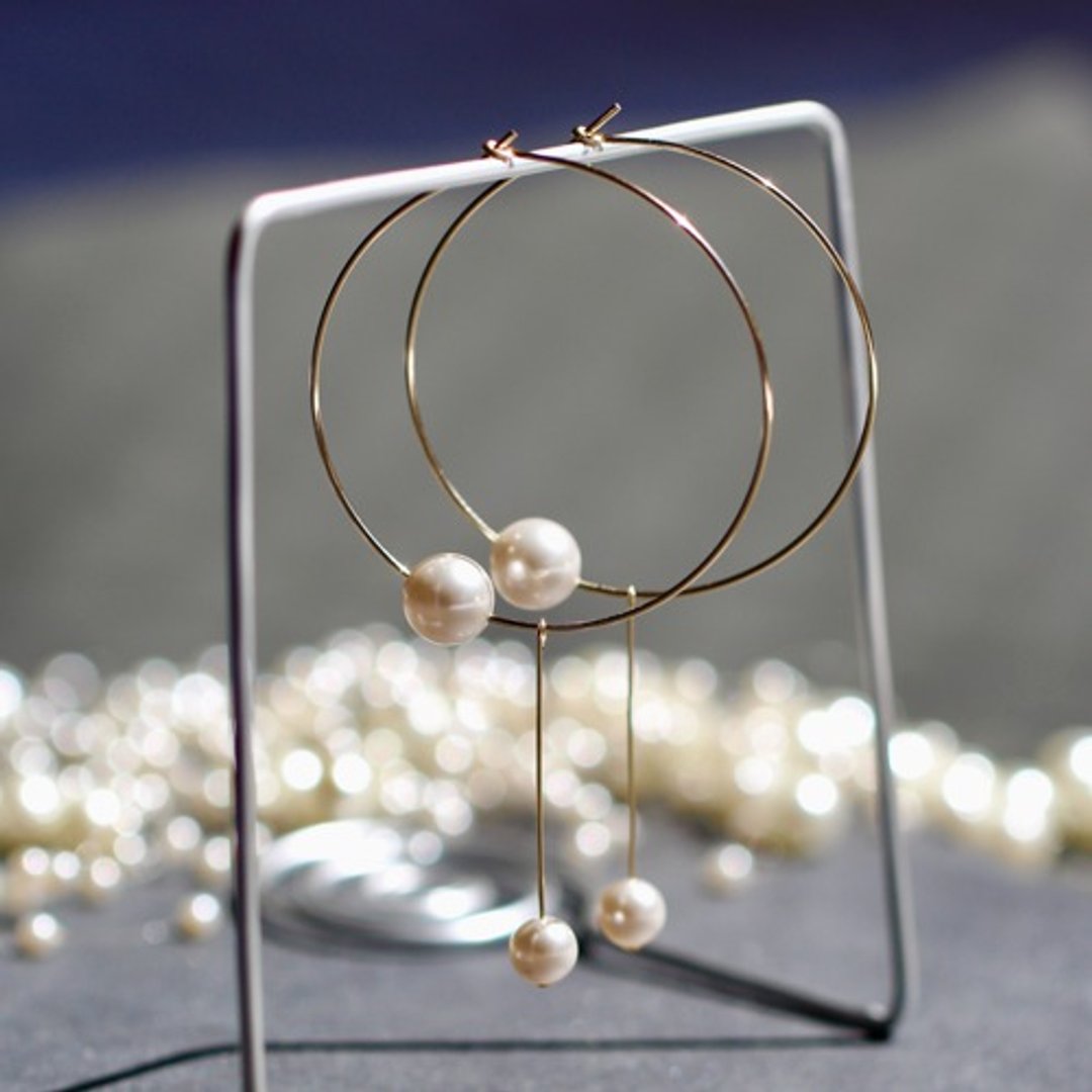 14kgf Swarovski Pearl Strawberry Moon pierced earrings - 耳环/耳夹 - 其他金属 白色