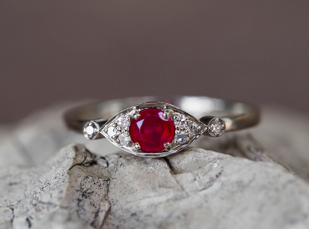 14k gold eye ring with ruby and diamonds - 戒指 - 贵金属 金色