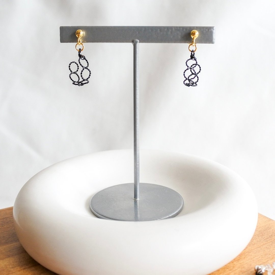 Tsumugi (Extra Small) - Black - 耳环/耳夹 - 其他金属 黑色