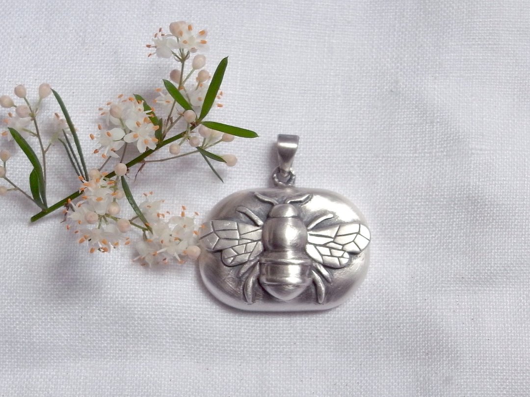 蜂蜜黑砂糖香皂 · 蜜蜂 | 纯银项链坠子 | 手工限量 附蜡绳 - 项链 - 纯银 灰色