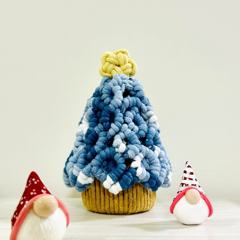 【手工制作】钩针圣诞树 耳环陈列 圣诞摆设 附圣诞灯串１条 - 摆饰 - 棉．麻 多色