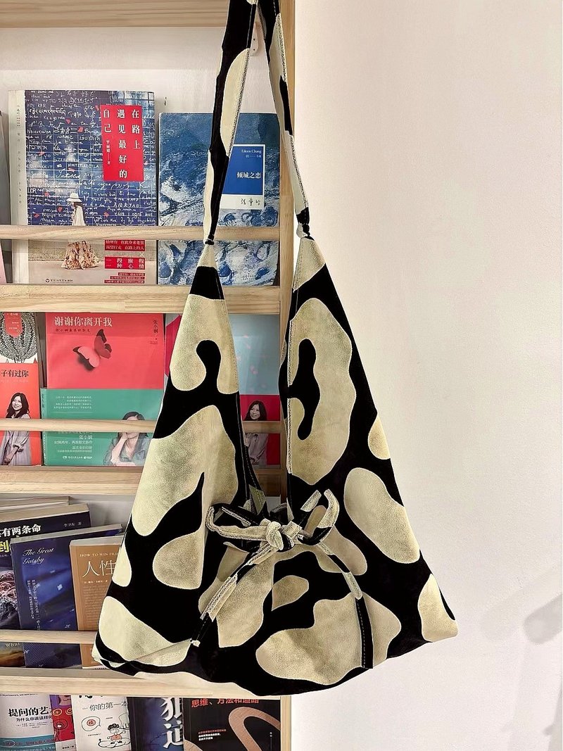 奶牛花紋超大容量三角包 - 侧背包/斜挎包 - 其他材质 