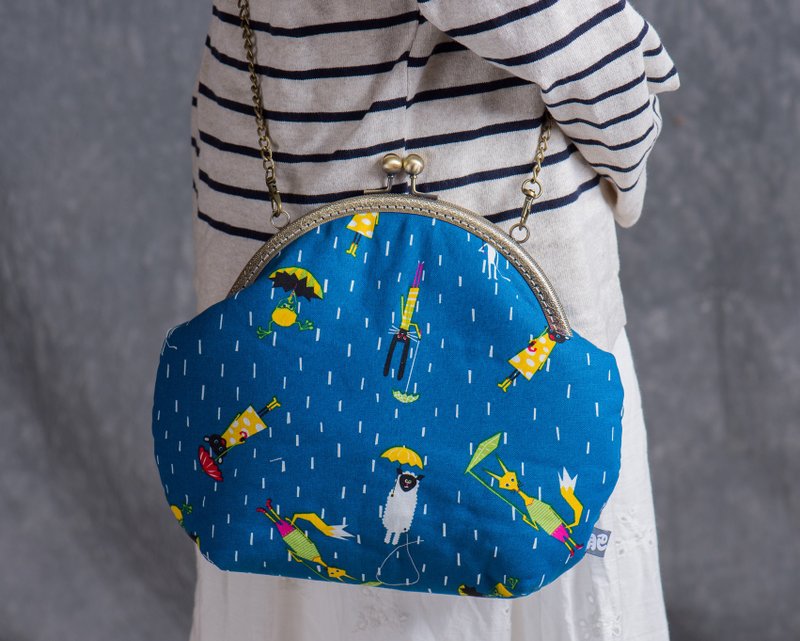 【下着雨的滴滴嘟嘟】复古金属口金包-大款  #可爱 #涂鸦风 - 侧背包/斜挎包 - 棉．麻 蓝色