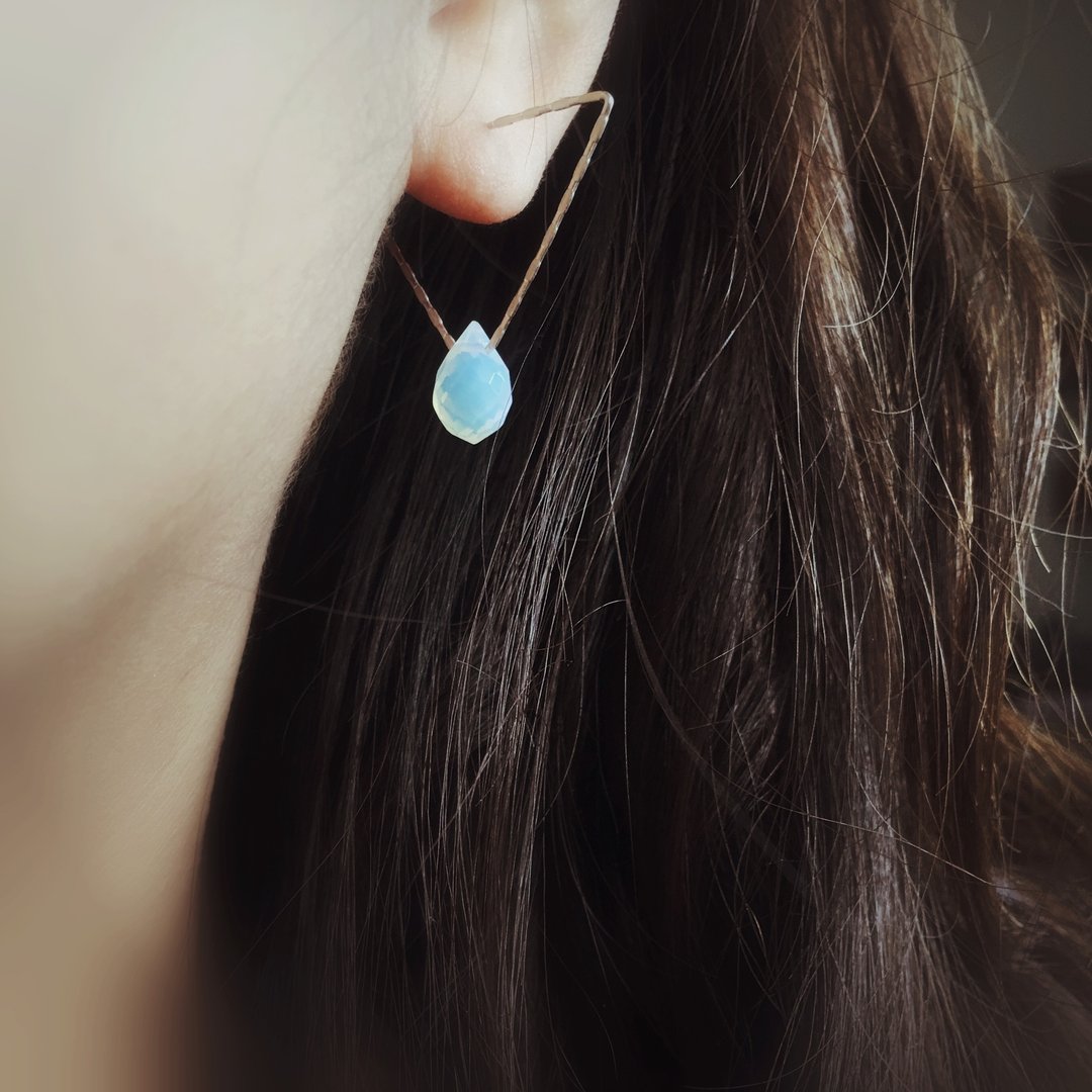 Triangle hoop sterling silver earrings with moonstone, stylish, cool, lovely - 耳环/耳夹 - 纯银 白色