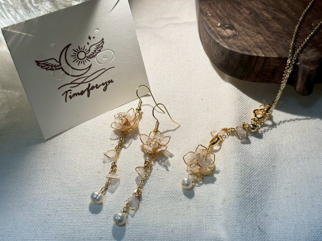 【白露】垂坠耳环 | 水晶花饰品 (礼盒包装) - 耳环/耳夹 - 树脂 