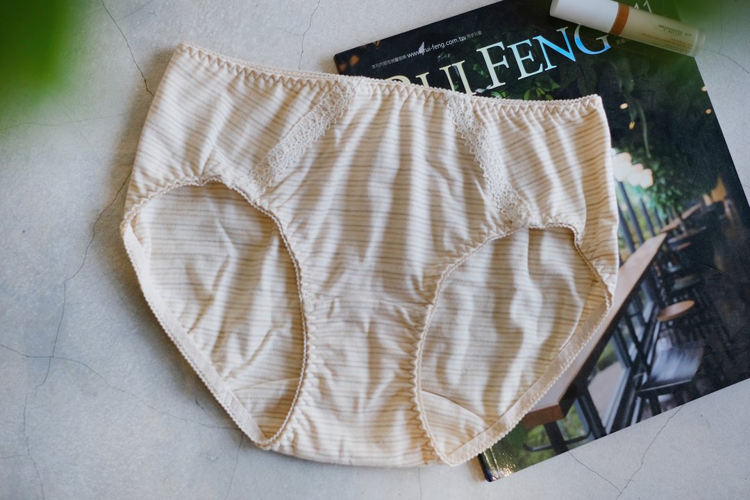 【手工内着】舒蔓・有机棉・棉蕾丝饰带・中腰三角裤・台湾制 - 女士内衣裤 - 棉 卡其色