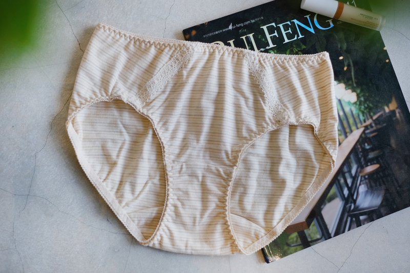 【手工内着】舒蔓・有机棉・棉蕾丝饰带・中腰三角裤・台湾制 - 女士内衣裤 - 棉．麻 卡其色