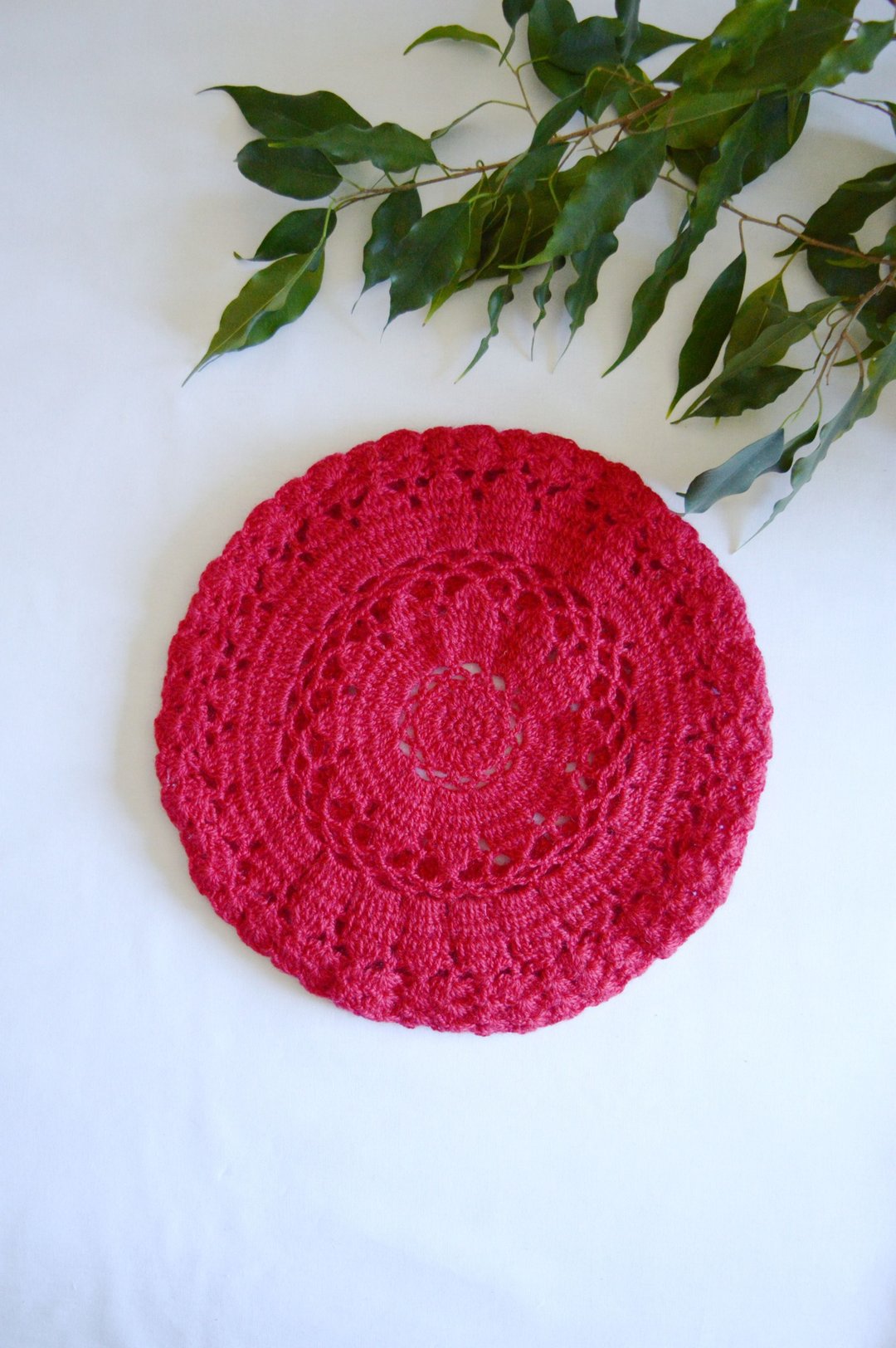 Womens knitted beret. Openwork crochet beret. - 帽子 - 其他材质 红色