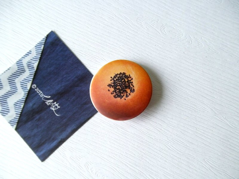 吃货胸章系列 红豆面包/创意小物/个人特色 - 胸针 - 其他金属 橘色