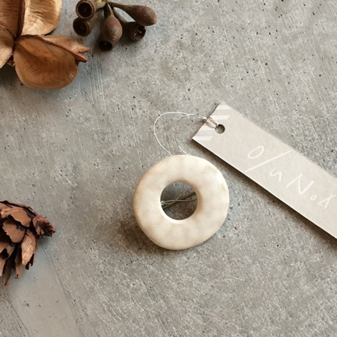 no / 30 Round white broach (small) - 胸针 - 陶 