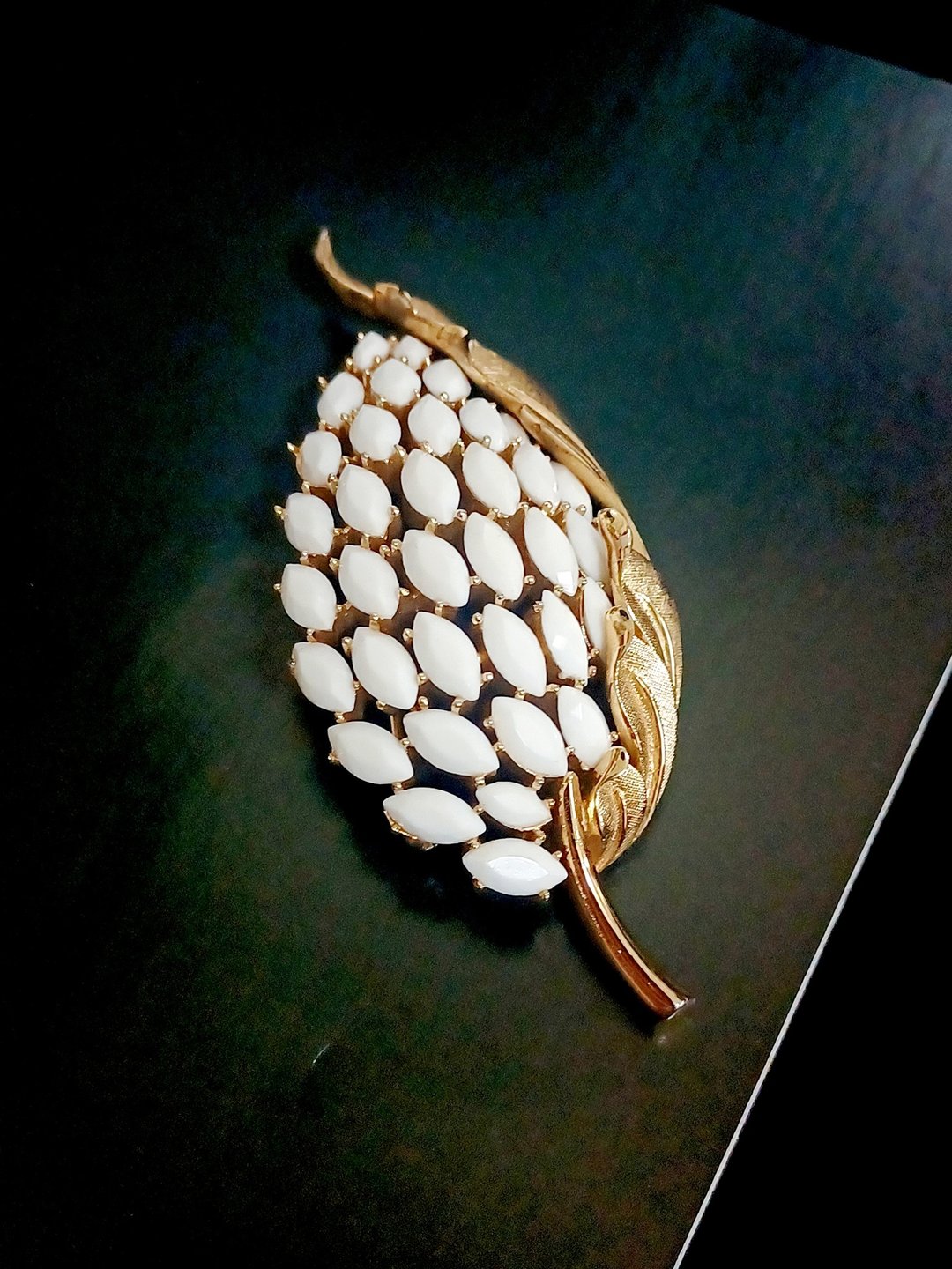 vintage jewelry Trifari 古典刷金赛珞珞卷叶 别针 胸针 - 胸针 - 其他金属 