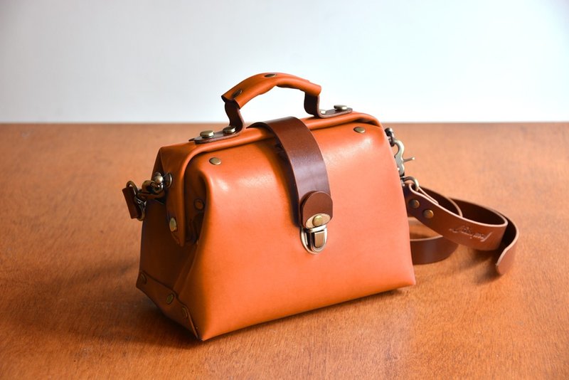 Fading Mist 橙色植鞣牛皮革迷你医生口金包 - 侧背包/斜挎包 - 真皮 橘色