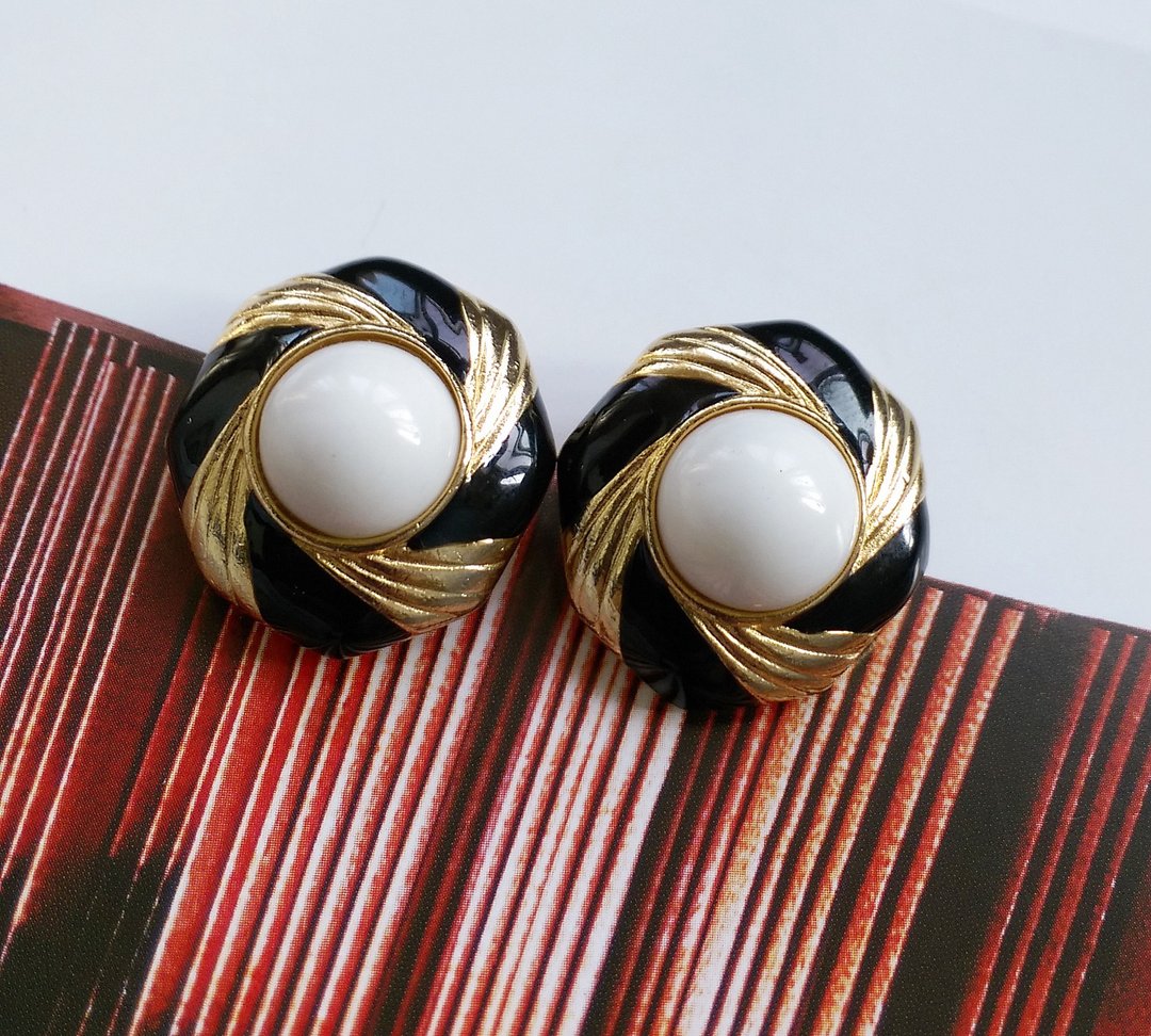 Vintage Jewelry 西洋古董饰品 典雅 双色白珠 夹式耳环 - 耳环/耳夹 - 其他金属 金色