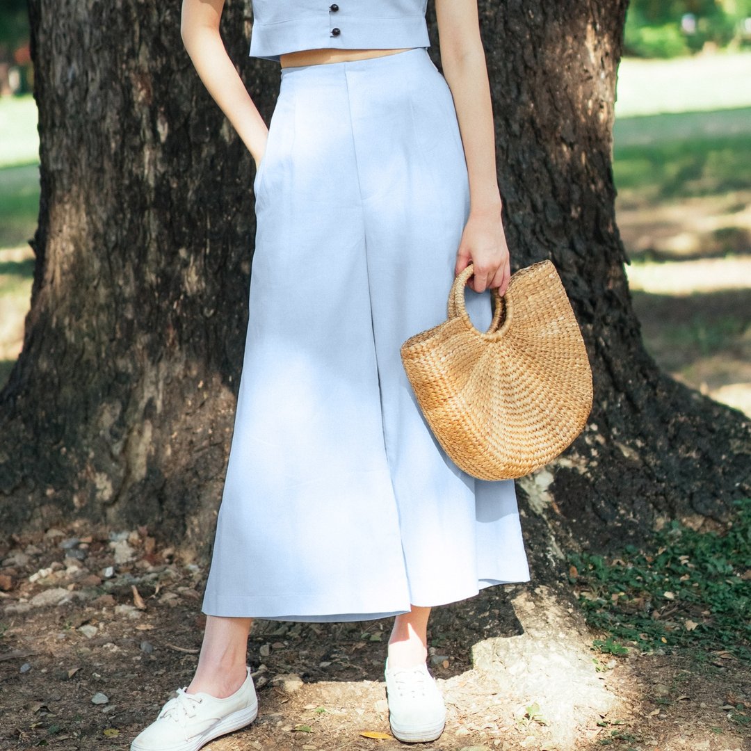 BLUE WIDE CROP PANTS WITH BACK SMOCKING - 女装长裤 - 棉 蓝色