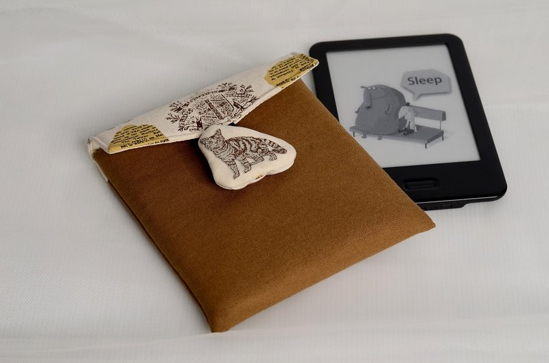 【手作童趣布钮扣】电子阅读器保护套#旅行猫咪_焦糖 - 平板/电脑保护壳 - 棉．麻 