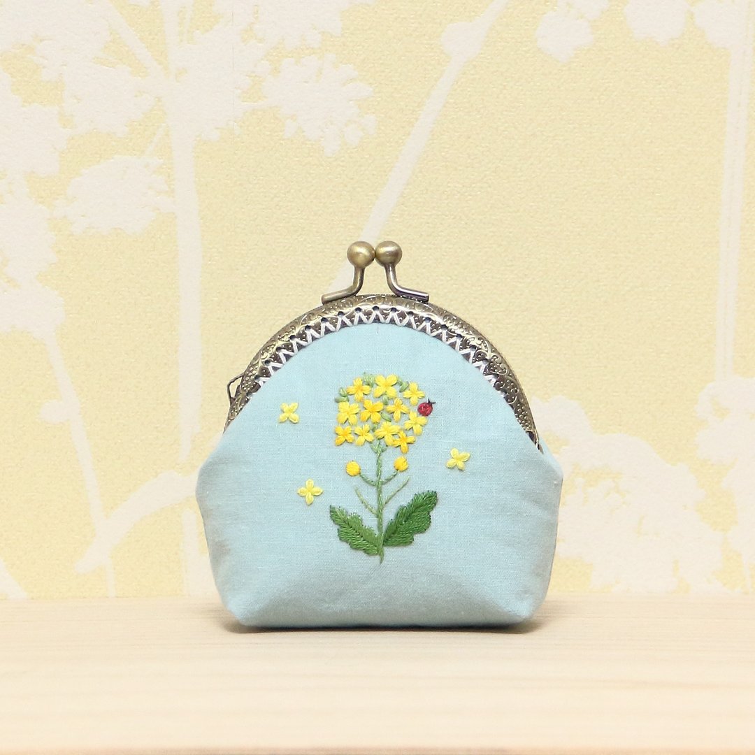Rape blossom embroidery clasp mini pouch hand embroidery - 化妆包/杂物包 - 绣线 