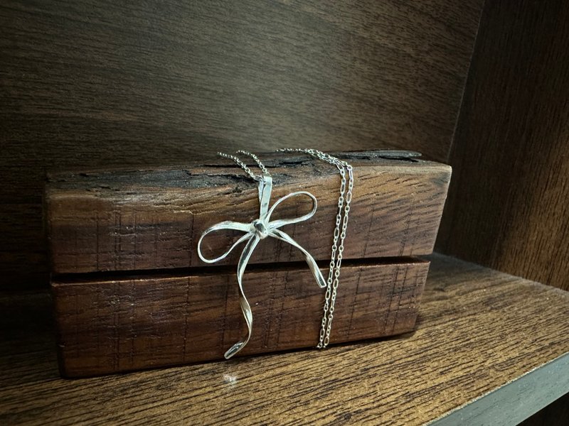 手作银饰—蝴蝶结造型项链 925纯银蝴蝶结坠饰 蝴蝶结饰品 蝴蝶结 - 项链 - 纯银 银色