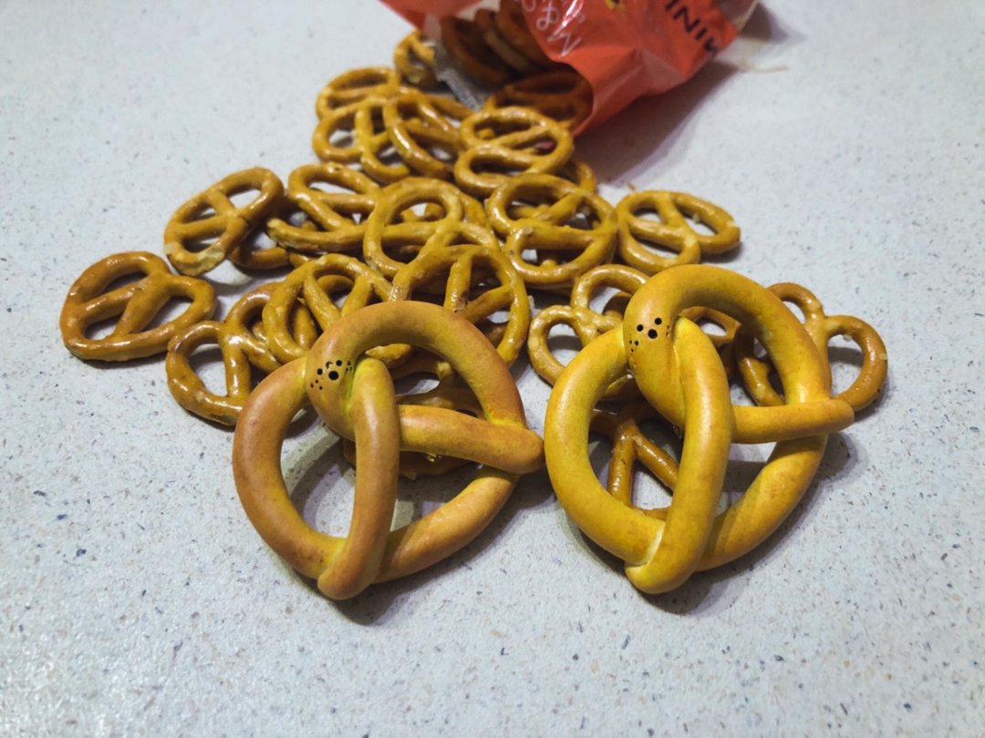 手工制椒盐脆饼陶土胸针 Pretzel Clay Brooch - 胸针 - 陶 咖啡色