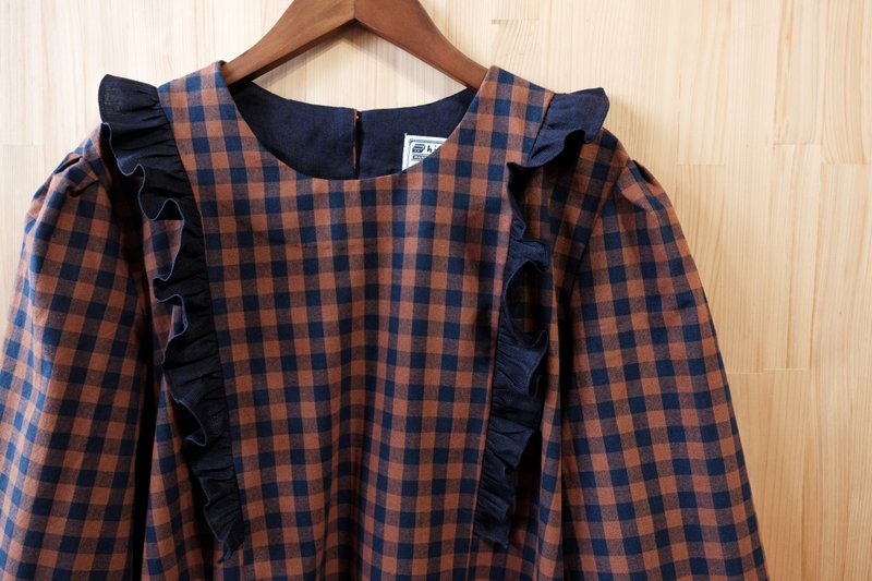 圆领剪接荷叶边长袖上衣/ 橘蓝小格 - 女装上衣 - 棉．麻 多色