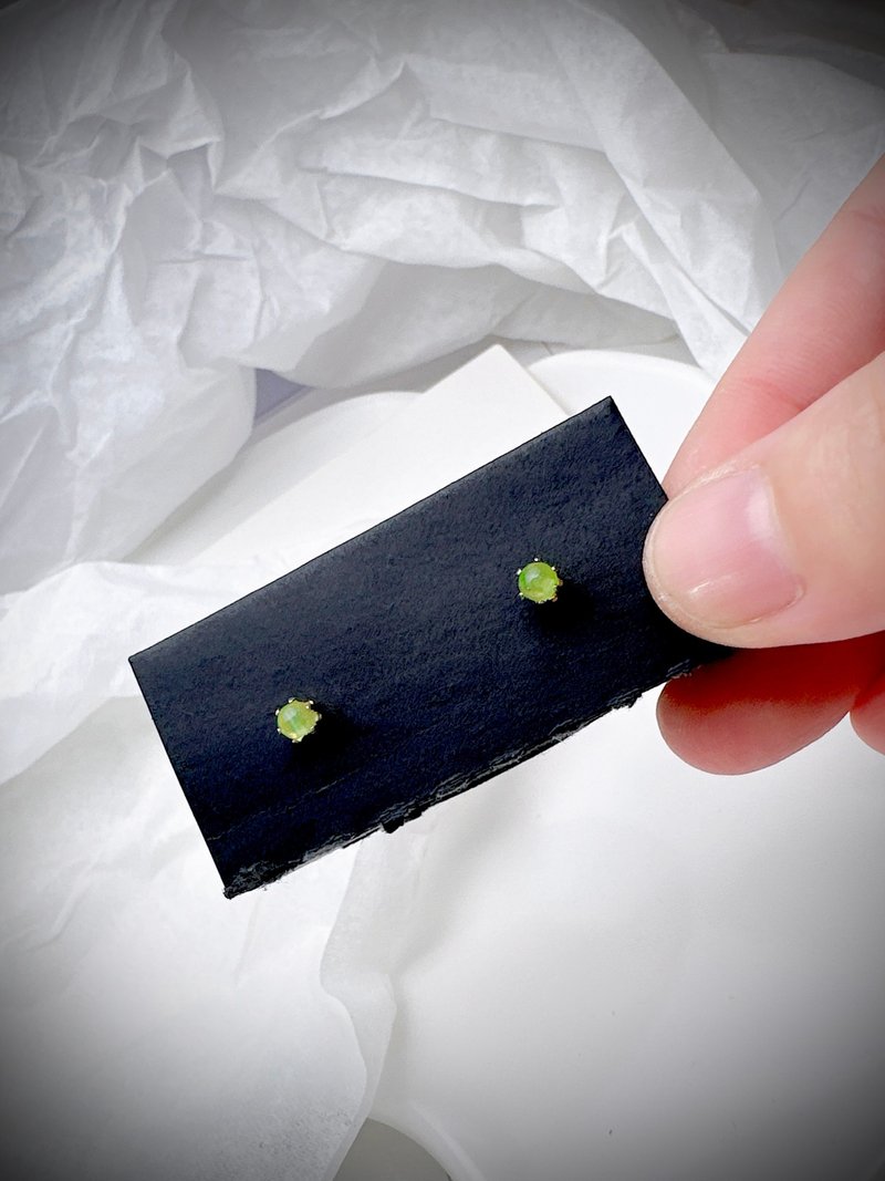 C&W 天然葡萄石迷你小巧s925纯银耳针耳环 - 耳环/耳夹 - 玉石 绿色