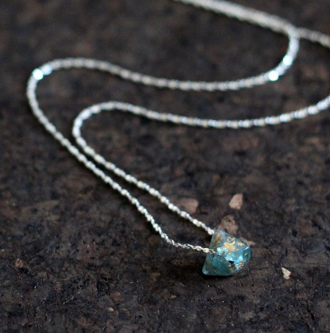 已绝版 纯金与魔法石 Apatite  极简系 纯银锁骨链 天然磷灰原矿石  月光石尾链吊坠 清晰冷光蓝辉 99.98纯金 925细银项链 - 锁骨链 - 宝石 蓝色