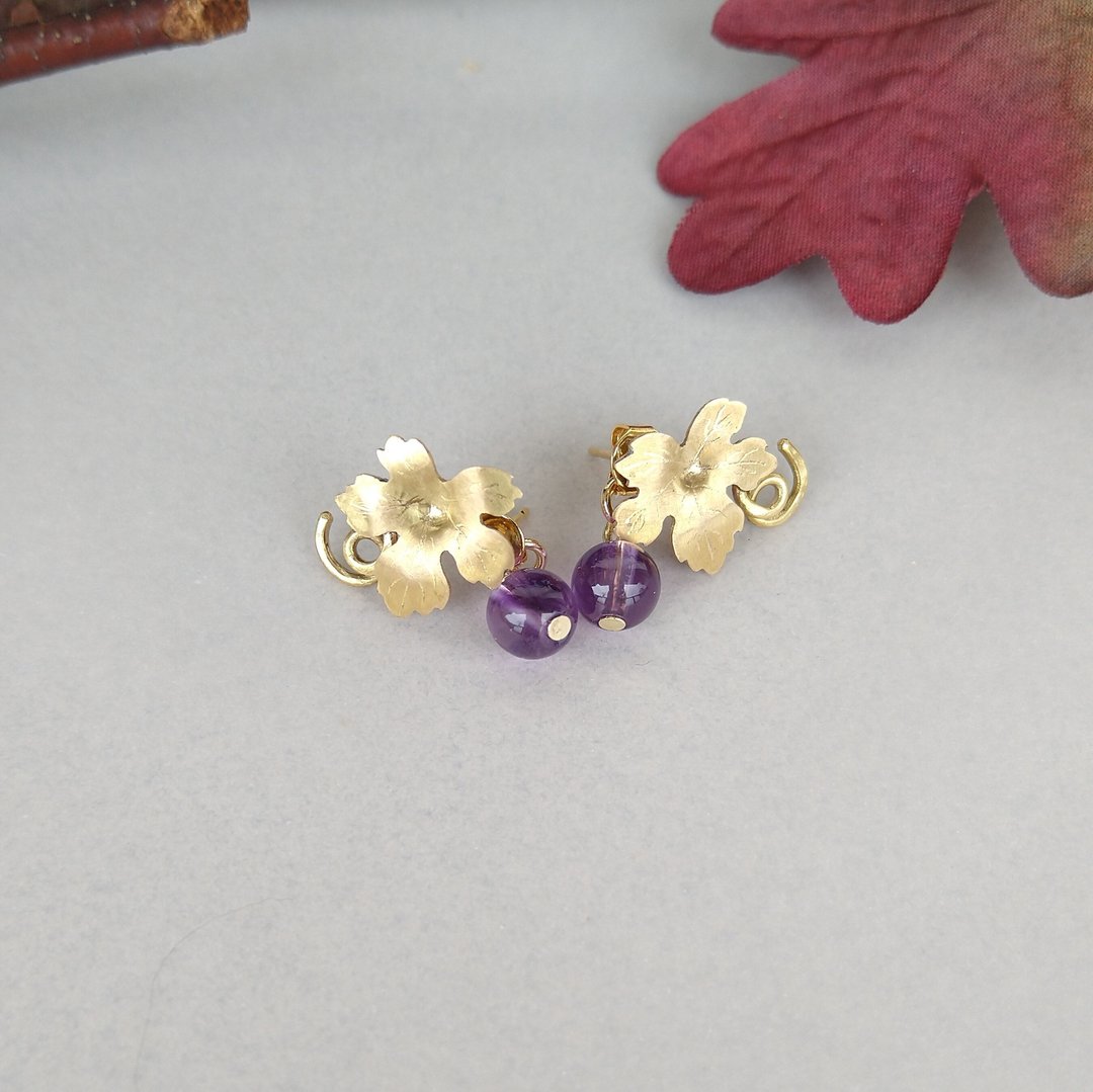 Brass vine leaf earrings amethyst - 耳环/耳夹 - 半宝石 紫色