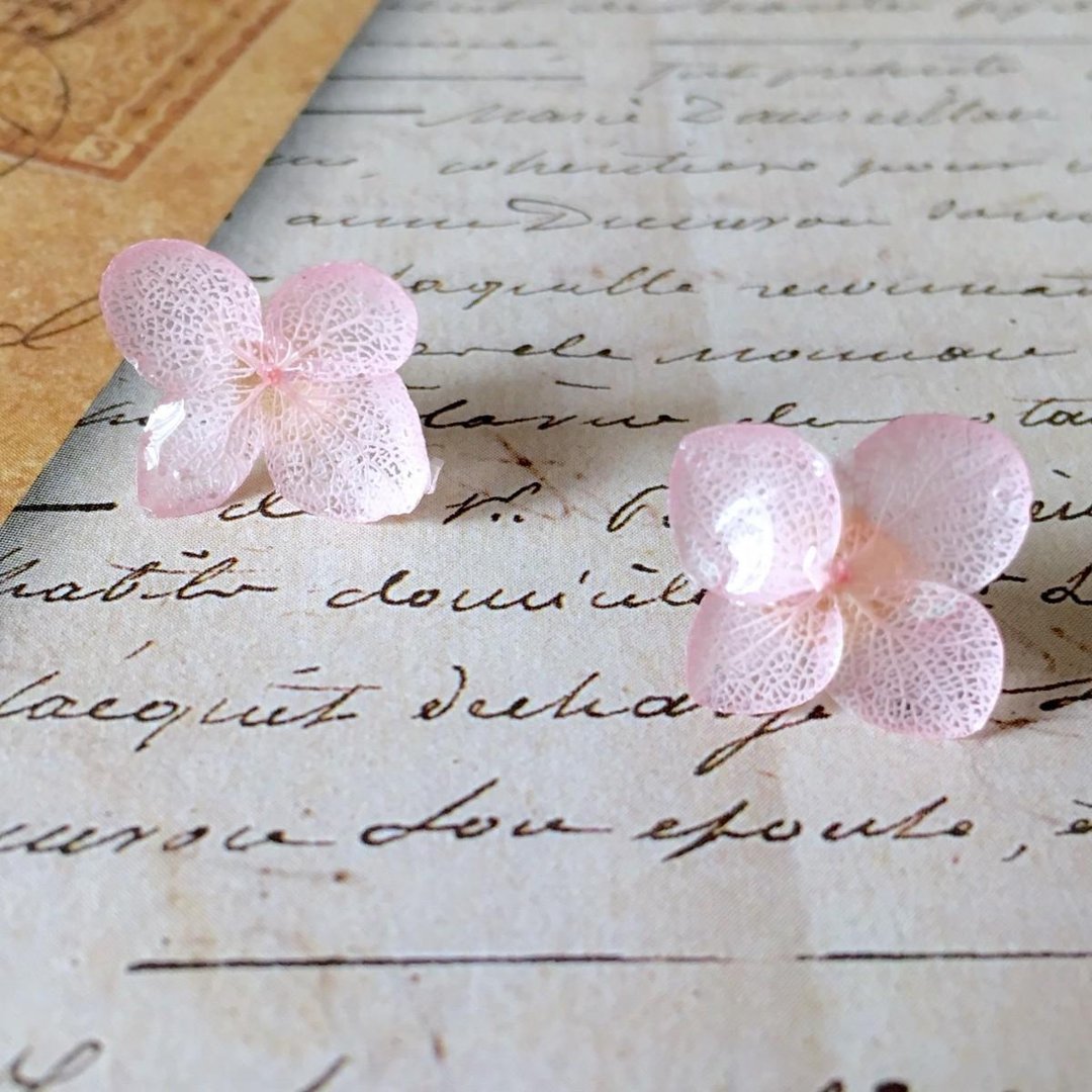 sakura* Hitohira Hydrangea earrings - 耳环/耳夹 - 植物．花 粉红色