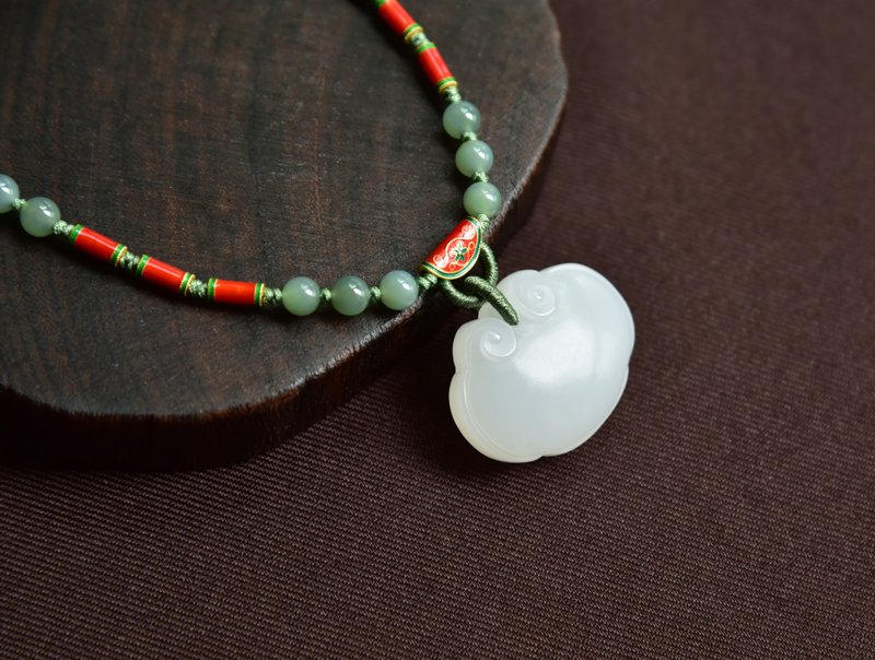 【白如意】羊脂白玉天然和田玉俄料山料手工雕刻如意吊坠项链 - 项链 - 玉石 白色