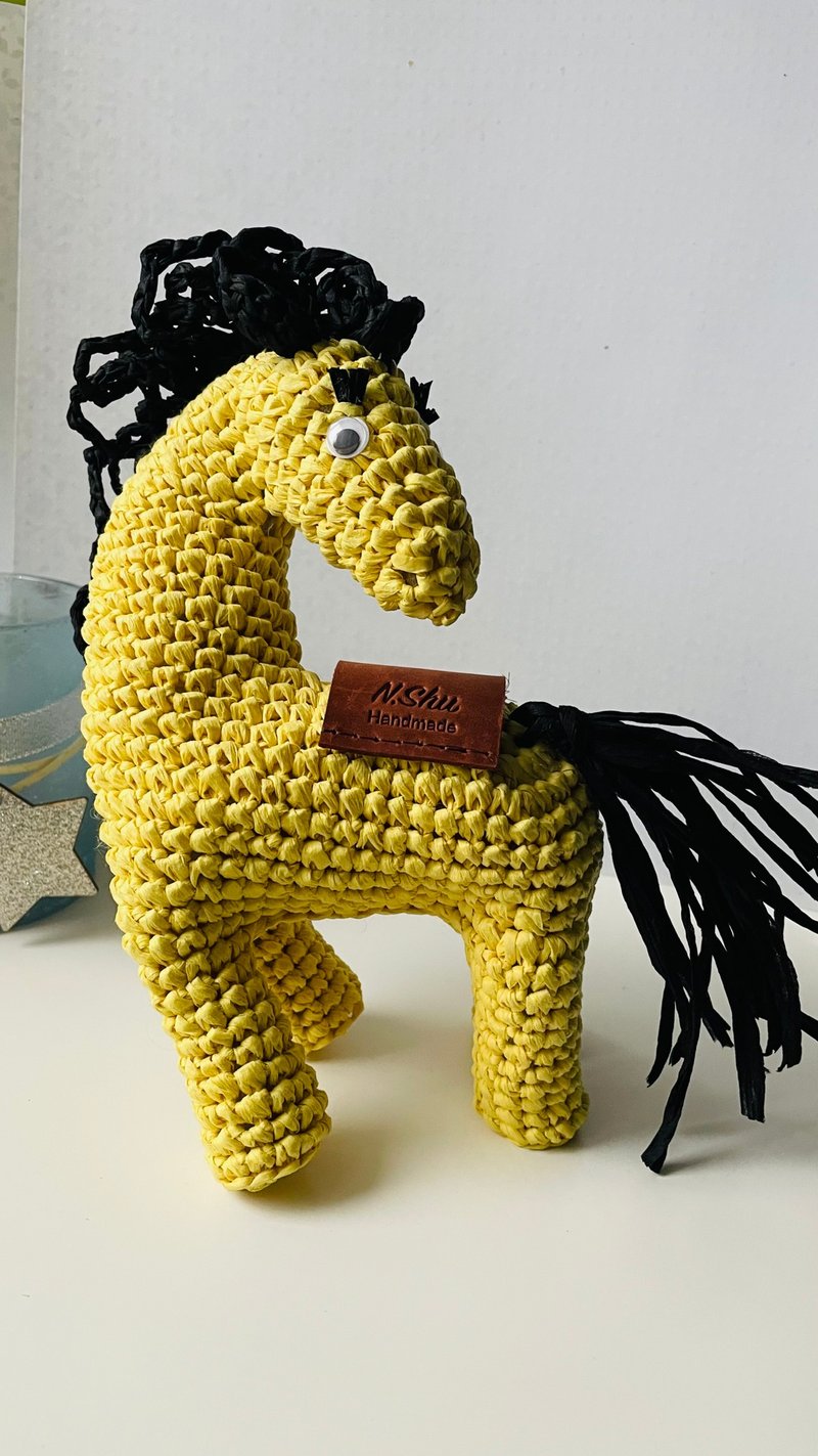 手工拉菲草小马 – 龙年象征、2026 节庆装饰与礼品 - 红包/春联 - 纸 黄色