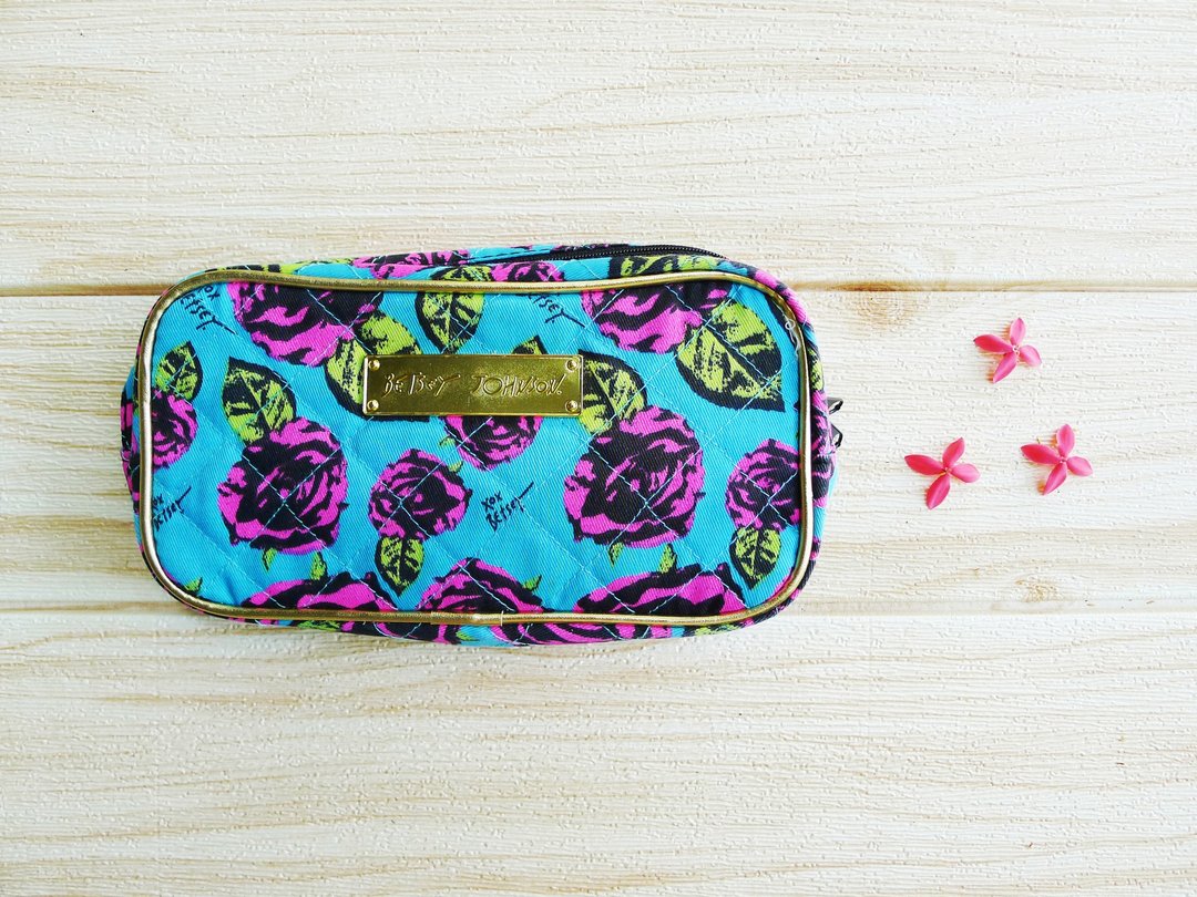 90s BETSEY JOHNSON Makeup bag, Blue Gold Pink Roses in Pop Art style Print - 化妆包/杂物包 - 棉 多色