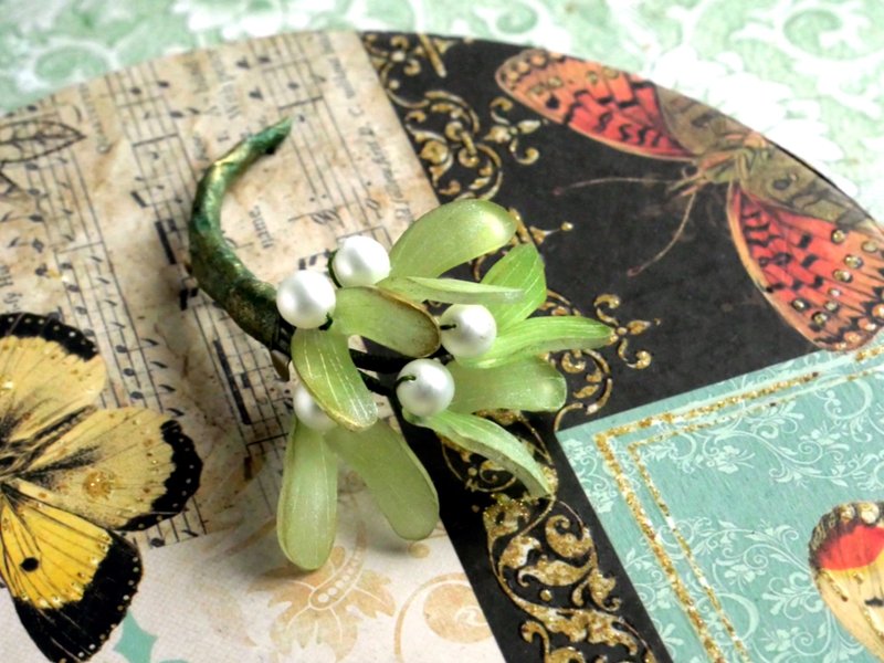 Mistletoe Twig brooch with Czech Beads 【Christmas Gift】 - 胸针 - 塑料 