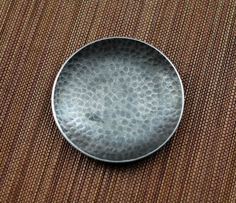 复古染黑 手作锻敲槌目纹圆形纯锡杯托(8cm) - 茶具/茶杯 - 其他金属 灰色