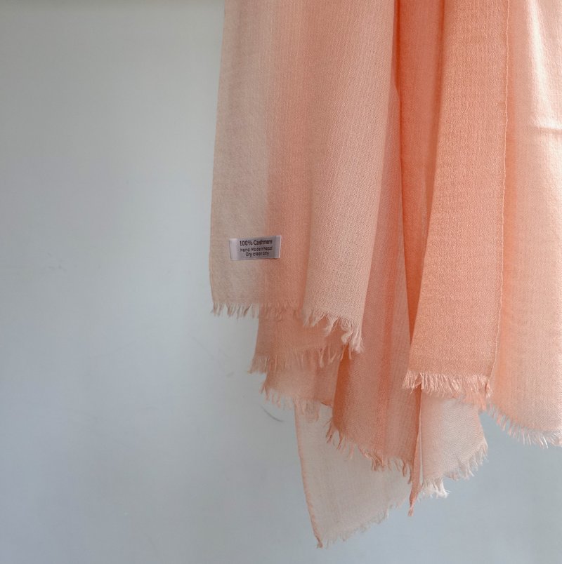【温柔坚定】100% Cashmere・钻石织・手染渐层・精品级羊绒披肩 - 围巾/披肩 - 羊毛 粉红色