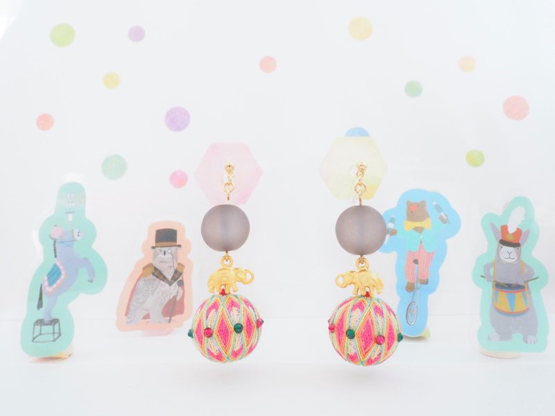 马戏团 tachibanaya 马戏团 玉轮大象 日本手鞠球 刺绣 耳环 粉色 日本传统工艺 手鞠球 刺绣 耳环 - 耳环/耳夹 - 绣线 粉红色