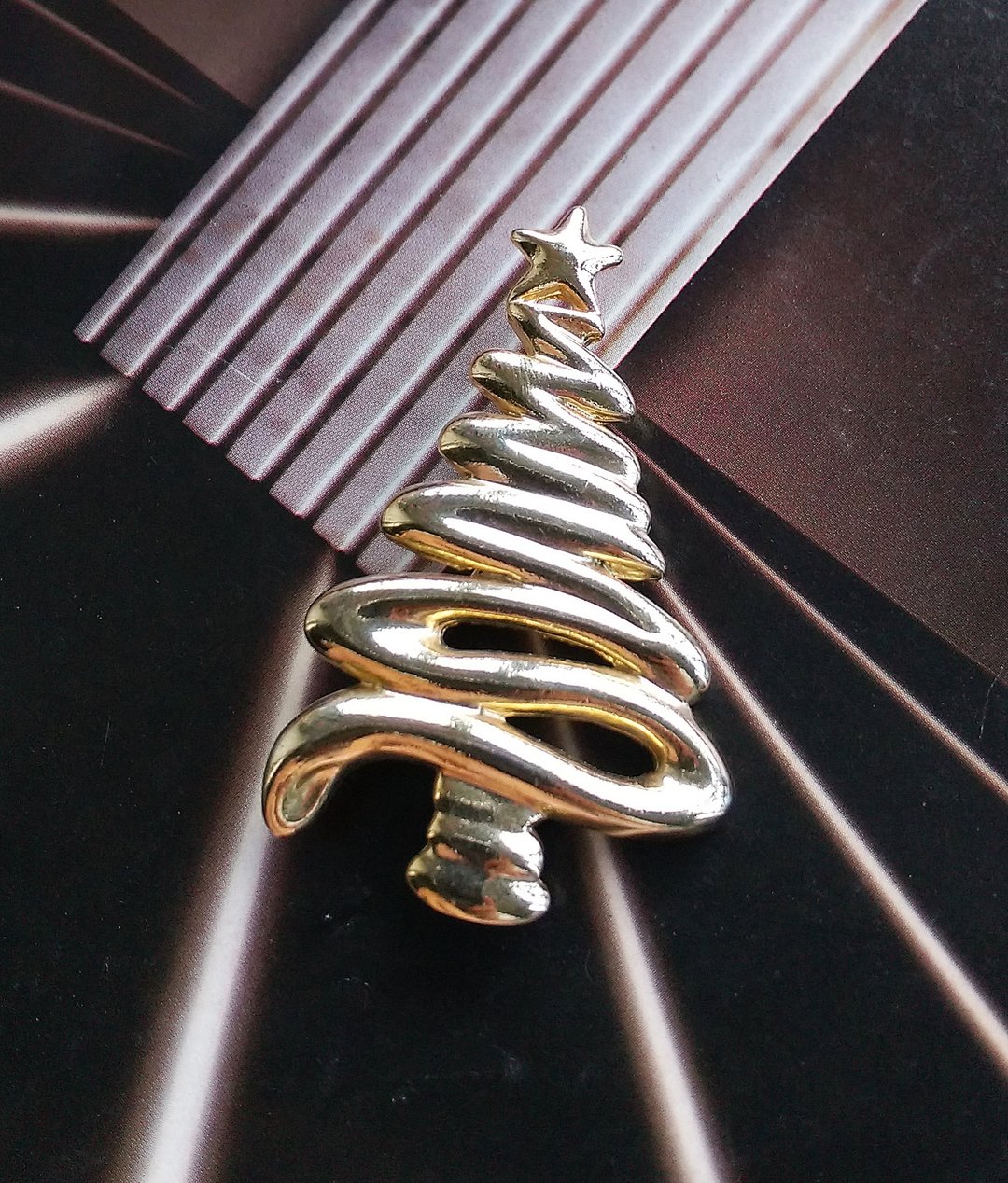 Vintage Jewelry 西洋古董饰品 金色调 写意 丝带 圣诞树 别针 - 徽章/别针 - 其他金属 金色