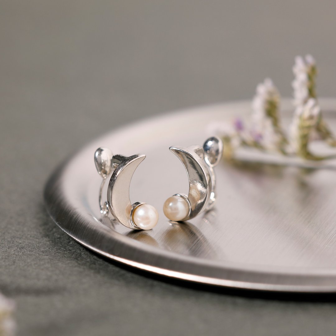 【Pinkoi 独家商品】luna loop-fit earring SV 环状贴合耳环 月亮 新月 珍珠 银色 - 耳环/耳夹 - 其他金属 银色