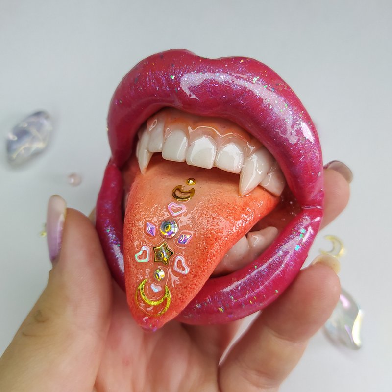 Lips-brooch Pink 1 pst   Sailor Moon style |  Monster jewelry | vampire brooch - 胸针 - 其他材质 粉红色
