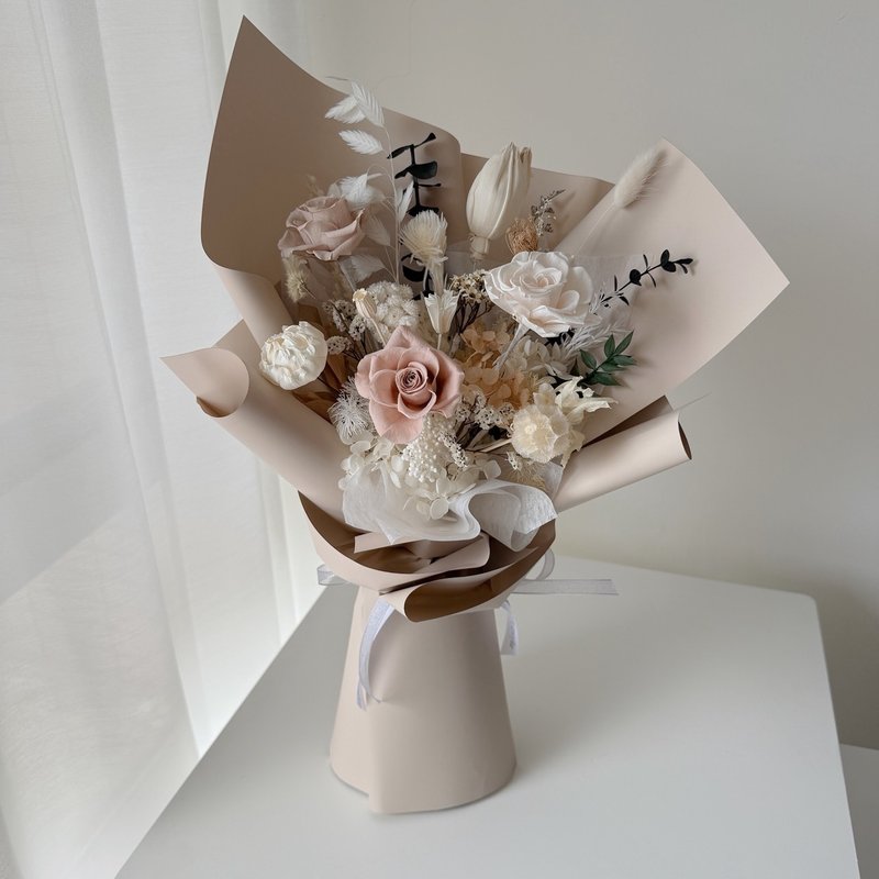 SEE 看见花艺设计|情人节|永生玫瑰|生日|柔雾奶茶不凋索拉花束 - 干燥花/捧花 - 植物．花 
