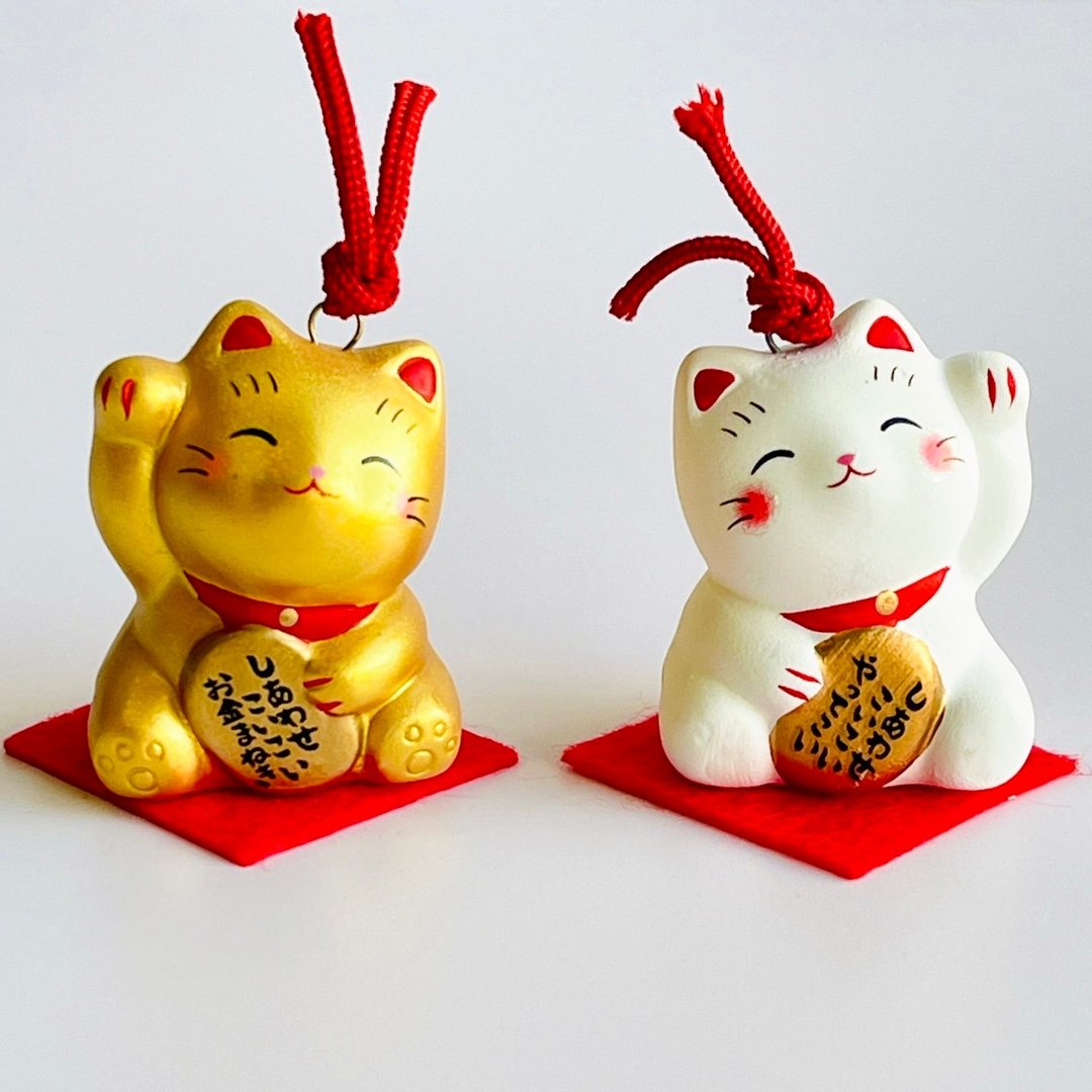 【凑包邮专区】濑户烧-土铃招财猫-白/金(附红色锦垫、福签) - 摆饰 - 陶 红色