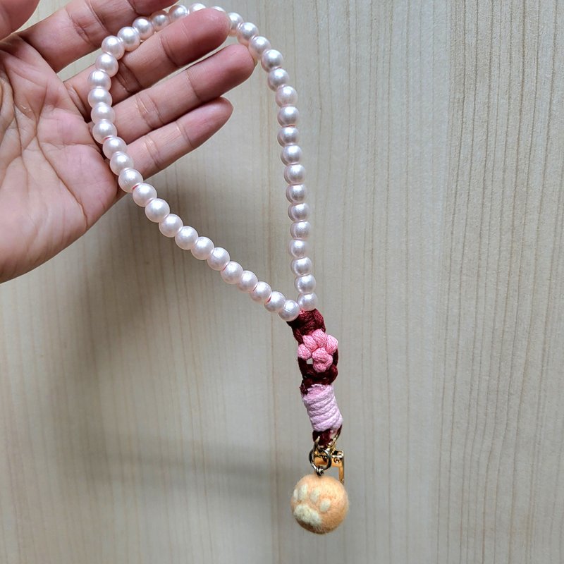 佩宁手作│珍珠挂绳。猫掌羊毛毡--红粉│手机绳。手腕绳 - 挂绳/吊绳 - 其他材质 