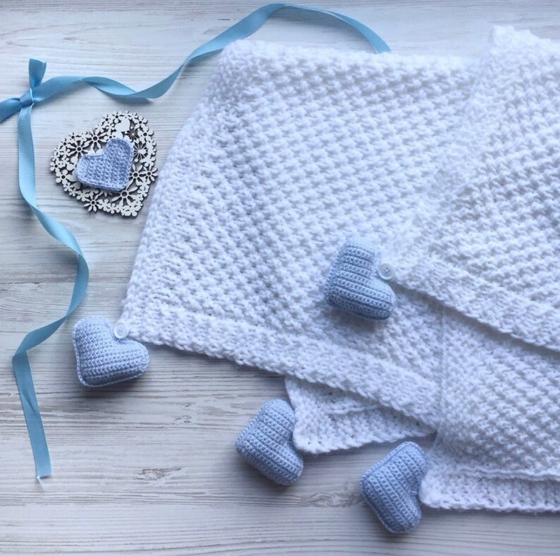 Hand knit white blanket with blue, or pink hearts toys for baby. Baptism blanket - 其他 - 其他材质 白色