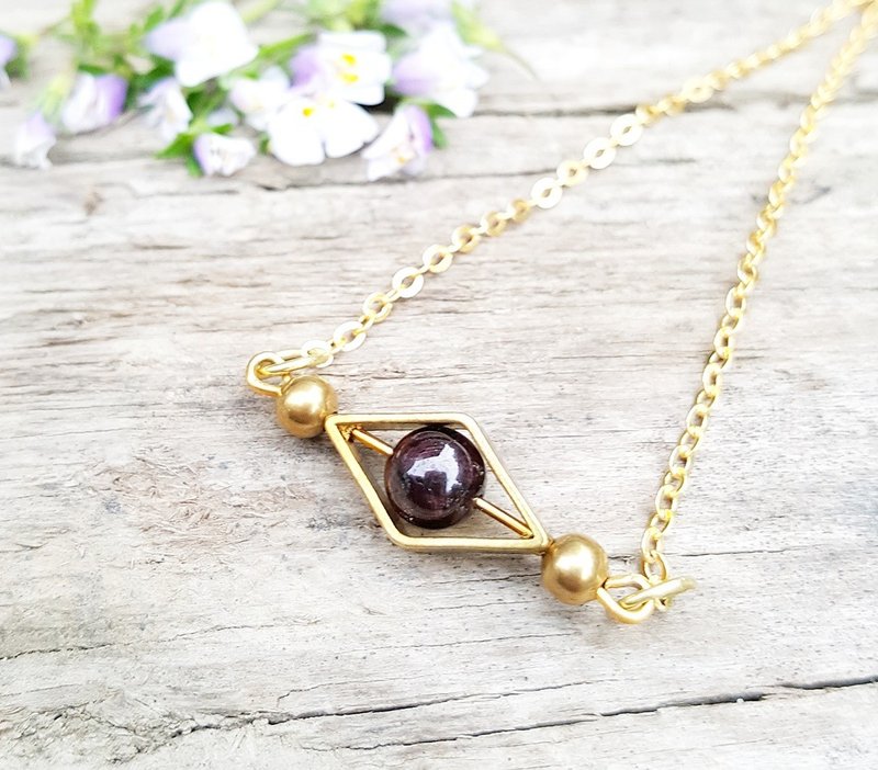 五行--火系能量石 石榴石 黄铜 定制化 手敲字母 项链 lucky stone 天然石手创 极简几何 定制化 圣诞节 情人节 生日礼物 纪念日 交换礼物 - 项链 - 其他金属 红色