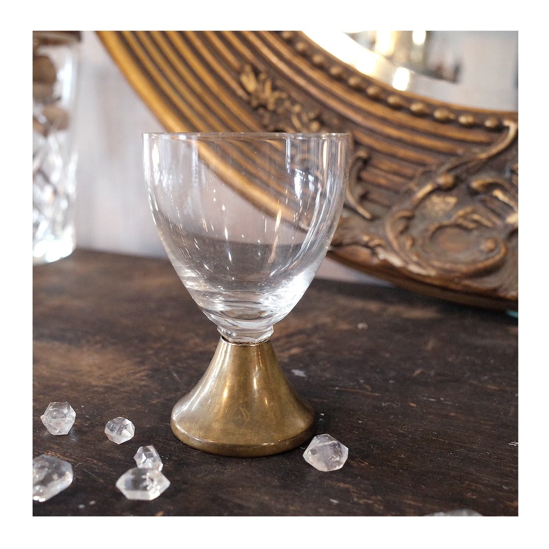 英国老件。黄铜底座玻璃杯.高 8.2cm.瓶口有小小磕 (拍不出来) - 其他杯子 - 其他材质 