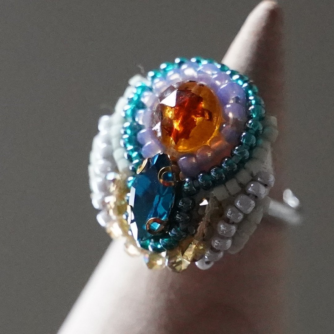 Talkative ring 39 free size bead embroidery ring round bijou Brown purple green multicolor - 戒指 - 玻璃 多色