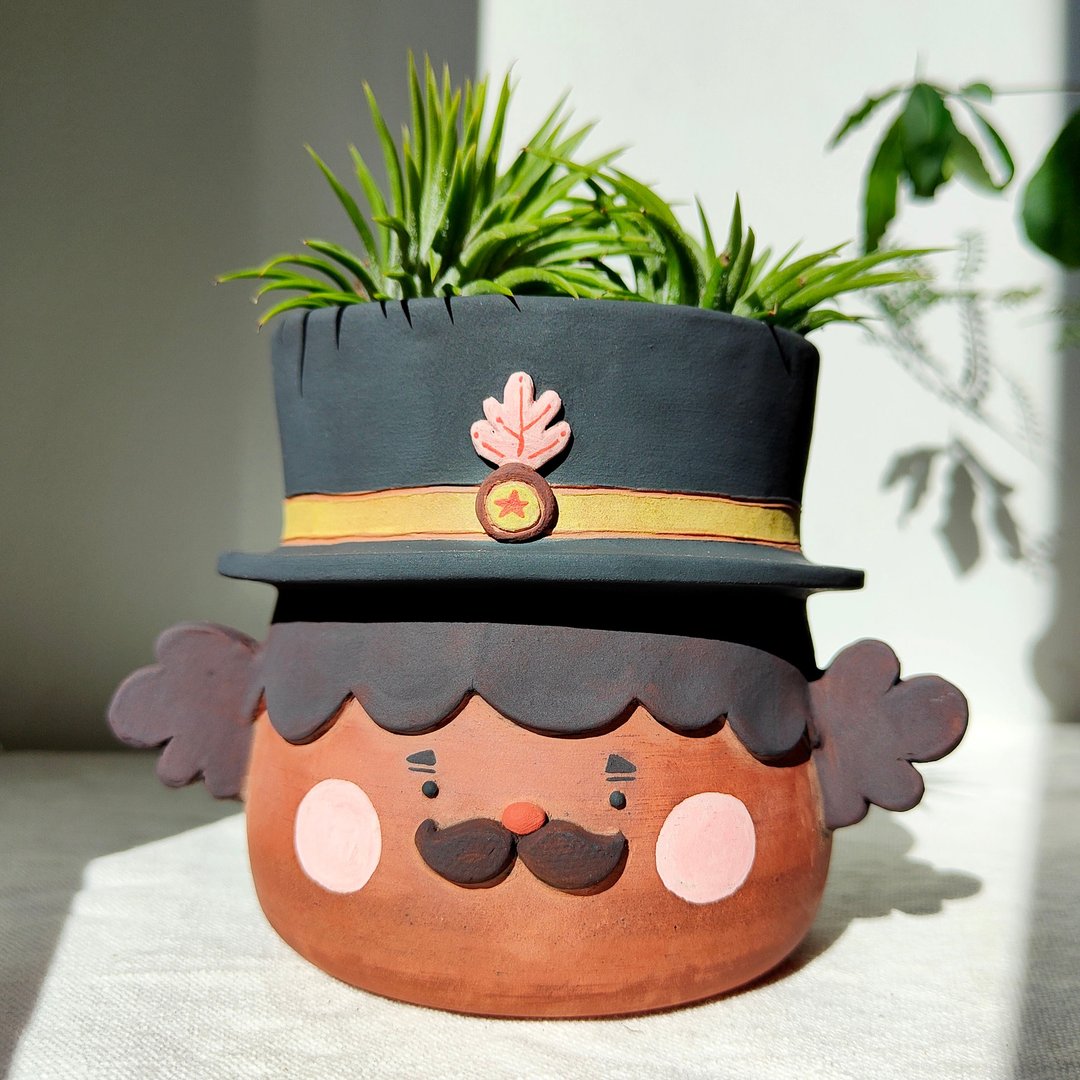 4-inch girl pot, Xmas character planter, handmade plant pot. - 花瓶/陶器 - 陶 